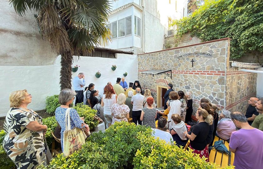 Πανηγυρικός εσπερινός στο Αγίασμα της Αγίας Κυριακής στο Κιρέτσμπουρνου, ένα από τα δύο ιστορικά αγιάσματα της Μητρόπολης Δέρκων που διατηρούνται έως σήμερα στις όχθες του Βοσπόρου (φωτ.: Φως Φαναρίου)