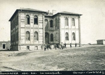 Το Καριάνδειο ελληνικό Παρθεναγωγείο της Αγχιάλου πριν από την πυρπόληση της πόλης. Στις 30 Ιουλίου 1906 το κτήριο τυλίχθηκε στις φλόγες και από αυτό απέμειναν μόνο οι τοίχοι (φωτ.: Ιστορικό Μουσείο Πομόριε)