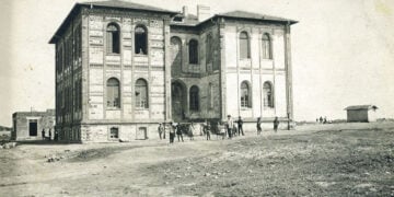 Το Καριάνδειο ελληνικό Παρθεναγωγείο της Αγχιάλου πριν από την πυρπόληση της πόλης. Στις 30 Ιουλίου 1906 το κτήριο τυλίχθηκε στις φλόγες και από αυτό απέμειναν μόνο οι τοίχοι (φωτ.: Ιστορικό Μουσείο Πομόριε)