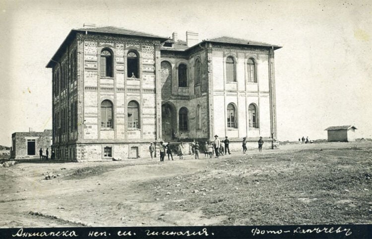 Το Καριάνδειο ελληνικό Παρθεναγωγείο της Αγχιάλου πριν από την πυρπόληση της πόλης. Στις 30 Ιουλίου 1906 το κτήριο τυλίχθηκε στις φλόγες και από αυτό απέμειναν μόνο οι τοίχοι (φωτ.: Ιστορικό Μουσείο Πομόριε)