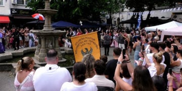 Το λάβαρο των «Ακριτών» στην κεντρική πλατεία Wupperfelder Markt, στην αγορά του Βούπερταλ (πηγή: Facebook / Ποντοκράτορας Τ.)