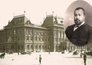 Ο δήμαρχος Νικολάι Αλεξάντροβιτς Αλεξέγιεφ με φόντο το κτήριο του Δημοτικού Συμβουλίου Μόσχας, μέσα στο οποίο εργάστηκε και δολοφονήθηκε (πηγή: nb-forum.ru)
