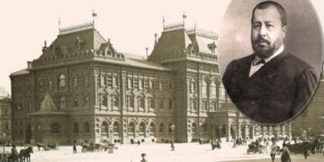 Ο δήμαρχος Νικολάι Αλεξάντροβιτς Αλεξέγιεφ με φόντο το κτήριο του Δημοτικού Συμβουλίου Μόσχας, μέσα στο οποίο εργάστηκε και δολοφονήθηκε (πηγή: nb-forum.ru)