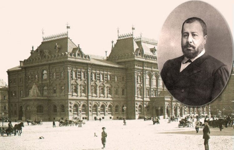 Ο δήμαρχος Νικολάι Αλεξάντροβιτς Αλεξέγιεφ με φόντο το κτήριο του Δημοτικού Συμβουλίου Μόσχας, μέσα στο οποίο εργάστηκε και δολοφονήθηκε (πηγή: nb-forum.ru)