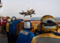 Μαχητικό F-35B προσεγγίζει το κατάστρωμα του ελικοπτεροφόρου αποβατικού πλοίου USS Boxer στην Αραβική Θάλασσα (φωτ.: U.S. Central Command / X)