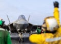 Μαχητικό αεροσκάφος πέμπτης γενιάς F-35C του Σώματος Πεζοναυτών των ΗΠΑ ετοιμάζεται να απογειωθεί από το αεροπλανοφόρο USS Abraham Lincoln στην Αραβική Θάλασσα (φωτ.: U.S. Central Command / X)