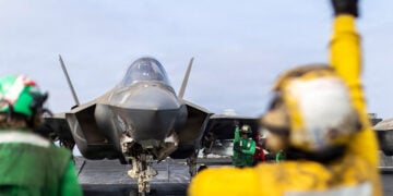 Μαχητικό αεροσκάφος πέμπτης γενιάς F-35C του Σώματος Πεζοναυτών των ΗΠΑ ετοιμάζεται να απογειωθεί από το αεροπλανοφόρο USS Abraham Lincoln στην Αραβική Θάλασσα (φωτ.: U.S. Central Command / X)