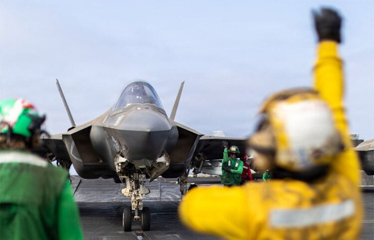 Μαχητικό αεροσκάφος πέμπτης γενιάς F-35C του Σώματος Πεζοναυτών των ΗΠΑ ετοιμάζεται να απογειωθεί από το αεροπλανοφόρο USS Abraham Lincoln στην Αραβική Θάλασσα (φωτ.: U.S. Central Command / X)