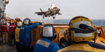 Μαχητικό F-35B προσεγγίζει το κατάστρωμα του ελικοπτεροφόρου αποβατικού πλοίου USS Boxer στην Αραβική Θάλασσα (φωτ.: U.S. Central Command / X)