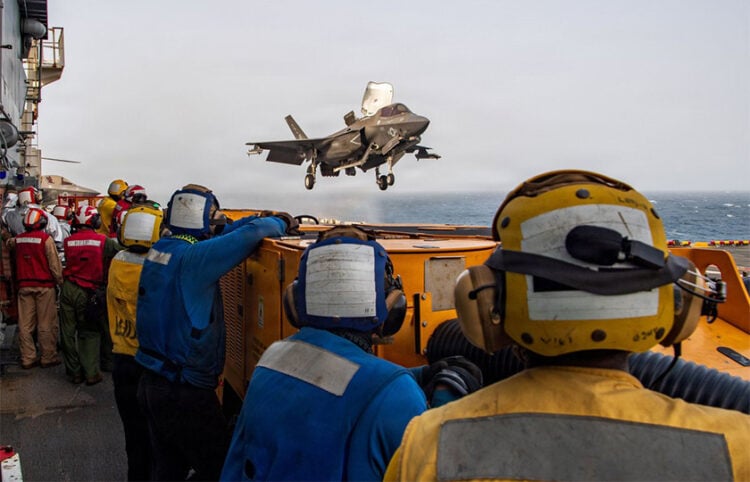Μαχητικό F-35B προσεγγίζει το κατάστρωμα του ελικοπτεροφόρου αποβατικού πλοίου USS Boxer στην Αραβική Θάλασσα (φωτ.: U.S. Central Command / X)