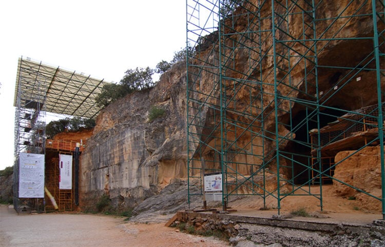 Το ανασκαφικό πεδίο της Γκραν Ντολίνα στην Αταπουέρκα της Ισπανίας, όπου έχουν εντοπιστεί τα απολιθώματα του Homo antecessor (φωτ.: Malopez 21 / Wikimedia Commons)