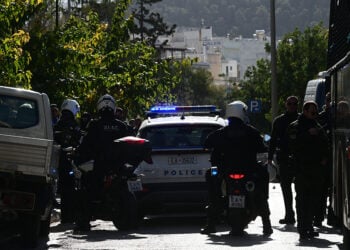 Αστυνομικοί της Αντιτρομοκρατικής 
(φωτ.: EUROKINISSI / Τατιάνα Μπόλαρη)