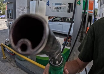 Στιγμιότυπο από πρατήριο καυσίμων στην Κέρκυρα.
(φωτ.: EUROKINISSI / Γιώργος Κονταρίνης)