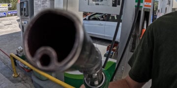Στιγμιότυπο από πρατήριο καυσίμων στην Κέρκυρα.
(φωτ.: EUROKINISSI / Γιώργος Κονταρίνης)