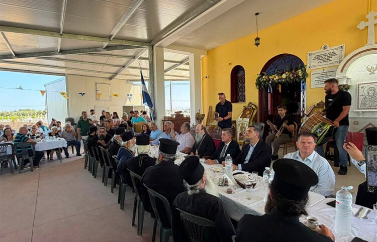Στιγμιότυπο μετά την τελετή των εγκαινίων του κοιμητηριακού ναού Παναγία Σουμελά στην Απιδεώνα Αχαΐας. Σάββατο 11 Ιουλίου 2026 (φωτ.: Facebook / Γρηγόρης Αλεξόπουλος - Δήμαρχος Δήμου Δυτικής Αχαΐας)