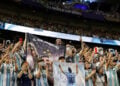 Πανηγυρισμοί για την πρόκριση της Αργεντινής στα ημιτελικά του Παγκόσμιου Κυπέλλου 2026, μετά τη νίκη με 3-1 επί της Ελβετίας στην παράταση, στο Κάνσας Σίτι των ΗΠΑ, 11 Ιουλίου 2026 (φωτ.: EPA / Christopher Neundorf)