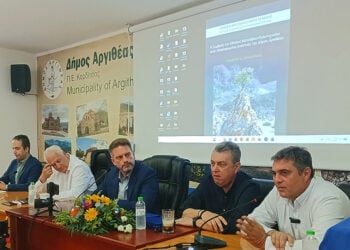 Στιγμιότυπο από τη συνέντευξη Τύπου που φιλοξενήθηκε στο δημαρχείο Ανθηρού (φωτ.: ΑΠΕ-ΜΠΕ / Απ. Ζώης)