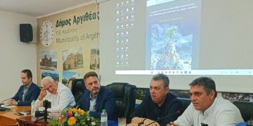 Στιγμιότυπο από τη συνέντευξη Τύπου που φιλοξενήθηκε στο δημαρχείο Ανθηρού (φωτ.: ΑΠΕ-ΜΠΕ / Απ. Ζώης)