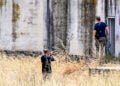 Το σημείο όπου δέχθηκε τις σφαίρες ο 20χρονος, εγκλωβισμένος ανάμεσα στους αστυνομικούς και τον μαντρότοιχο, Τετάρτη 8 Ιουλίου 2026 (φωτ.:  EUROKINISSI / Βασίλης Παπαδόπουλος)