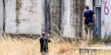 Το σημείο όπου δέχθηκε τις σφαίρες ο 20χρονος, εγκλωβισμένος ανάμεσα στους αστυνομικούς και τον μαντρότοιχο, Τετάρτη 8 Ιουλίου 2026 (φωτ.:  EUROKINISSI / Βασίλης Παπαδόπουλος)