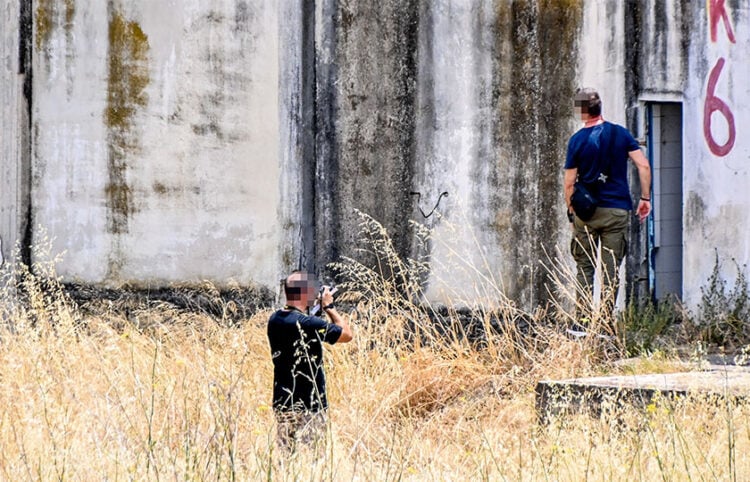Το σημείο όπου δέχθηκε τις σφαίρες ο 20χρονος, εγκλωβισμένος ανάμεσα στους αστυνομικούς και τον μαντρότοιχο, Τετάρτη 8 Ιουλίου 2026 (φωτ.: EUROKINISSI / Βασίλης Παπαδόπουλος)