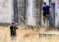 Άνδρες τυ εγκληματολογικού εργαστηρίου συλλέγουν κάλυκες από το σημείο του συμβάντος (φωτ.: EUROKINISSI / Βασίλης Παπαδόπουλος)