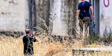 Άνδρες τυ εγκληματολογικού εργαστηρίου συλλέγουν κάλυκες από το σημείο του συμβάντος (φωτ.: EUROKINISSI / Βασίλης Παπαδόπουλος)
