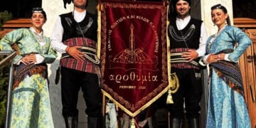 Μέλη του ποντιακού συλλόγου έξω από το ναό των Αγίων Τεσσάρων Μαρτύρων στο Ρέθυμνο (φωτ.: Faceboook / Σύλλογος Ποντίων και Φίλων Π. Ε. Ρεθύμνης «Αροθυμία»)