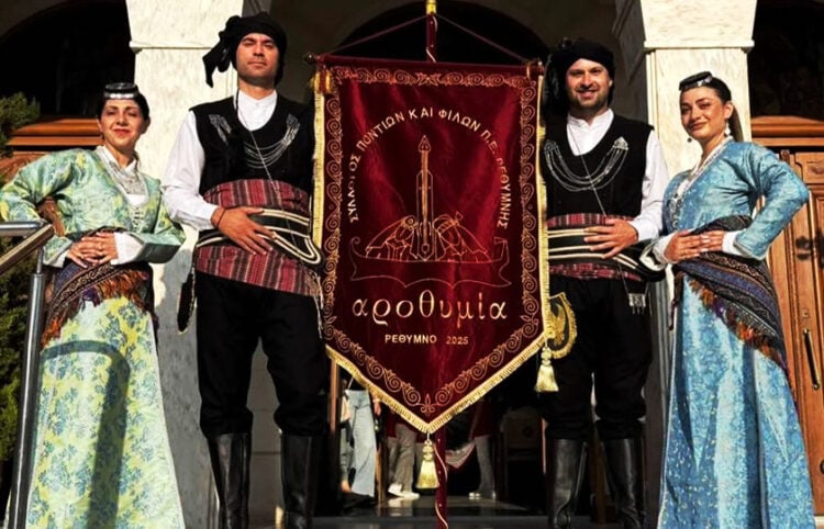 Μέλη του ποντιακού συλλόγου έξω από το ναό των Αγίων Τεσσάρων Μαρτύρων στο Ρέθυμνο (φωτ.: Faceboook / Σύλλογος Ποντίων και Φίλων Π. Ε. Ρεθύμνης «Αροθυμία»)
