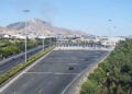 Στο βάθος διακρίνεται ο καπνός από τη φωτιά στον Ασπρόπυργο. Σάββατο 11 Ιουλίου 2026 (φωτ.: firefightingreece.gr)