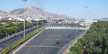 Στο βάθος διακρίνεται ο καπνός από τη φωτιά στον Ασπρόπυργο. Σάββατο 11 Ιουλίου 2026 (φωτ.: firefightingreece.gr)