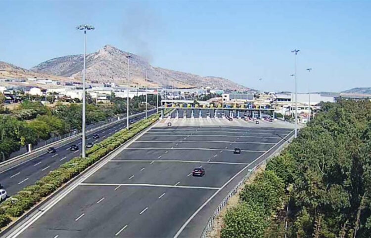 Στο βάθος διακρίνεται ο καπνός από τη φωτιά στον Ασπρόπυργο. Σάββατο 11 Ιουλίου 2026 (φωτ.: firefightingreece.gr)