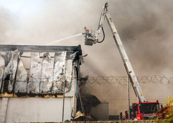 Στιγμιότυπο από την επιχείρηση κατάσβεσης της φωτιάς που ξέσπασε σε επιχείρηση στον Ασπρόπυργο, Πέμπτη 9 Ιουλίου 2026 (φωτ.: EUROKINISSI / Δανάη Δαυλοπούλου)