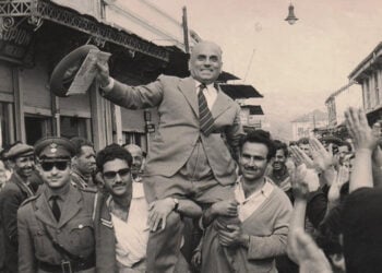 Ο Αλέξανδρος Μπαλτατζής στα χέρια του κόσμου (πηγή: Μουσείο «Αλ. Μπαλτατζής)