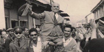 Ο Αλέξανδρος Μπαλτατζής στα χέρια του κόσμου (πηγή: Μουσείο «Αλ. Μπαλτατζής)