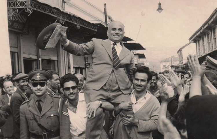Ο Αλέξανδρος Μπαλτατζής στα χέρια του κόσμου (πηγή: Μουσείο «Αλ. Μπαλτατζής)