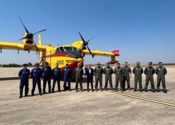 Ο Έλληνας πρέσβης στη Μαδρίτη με τα στελέχη της Πολεμικής Αεροπορίας, στην αεροπορική βάση Τορεχόν. Τρίτη 28 Ιουλίου 2026 (φωτ.: Facebook / Embajada de Grecia en Madrid-Πρεσβεία της Ελλάδος στη Μαδρίτη﻿)