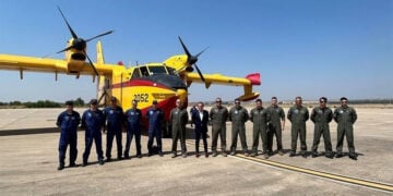Ο Έλληνας πρέσβης στη Μαδρίτη με τα στελέχη της Πολεμικής Αεροπορίας, στην αεροπορική βάση Τορεχόν. Τρίτη 28 Ιουλίου 2026 (φωτ.: Facebook / Embajada de Grecia en Madrid-Πρεσβεία της Ελλάδος στη Μαδρίτη﻿)