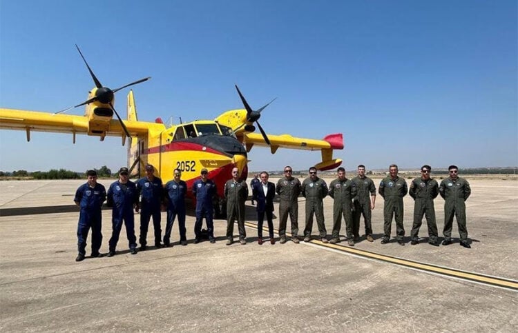 Ο Έλληνας πρέσβης στη Μαδρίτη με τα στελέχη της Πολεμικής Αεροπορίας, στην αεροπορική βάση Τορεχόν. Τρίτη 28 Ιουλίου 2026 (φωτ.: Facebook / Embajada de Grecia en Madrid-Πρεσβεία της Ελλάδος στη Μαδρίτη﻿)