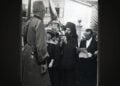 17/30 Ιουλίου 1916: Ο δήμαρχος Τραπεζούντας Ιωάννης Τριφτανίδης προσφωνεί τον μεγάλο δούκα Νικολάι Νικολάγιεβιτς. Δίπλα του ο μητροπολίτης Χρύσανθος (φωτ.: Αρχείο Επιτροπής Ποντιακών Μελετών / Wikimedia Commons)