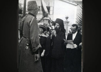17/30 Ιουλίου 1916: Ο δήμαρχος Τραπεζούντας Ιωάννης Τριφτανίδης προσφωνεί τον μεγάλο δούκα Νικολάι Νικολάγιεβιτς. Δίπλα του ο μητροπολίτης Χρύσανθος (φωτ.: Αρχείο Επιτροπής Ποντιακών Μελετών / Wikimedia Commons)