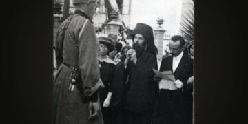17/30 Ιουλίου 1916: Ο δήμαρχος Τραπεζούντας Ιωάννης Τριφτανίδης προσφωνεί τον μεγάλο δούκα Νικολάι Νικολάγιεβιτς. Δίπλα του ο μητροπολίτης Χρύσανθος (φωτ.: Αρχείο Επιτροπής Ποντιακών Μελετών / Wikimedia Commons)