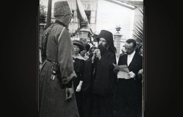 17/30 Ιουλίου 1916: Ο δήμαρχος Τραπεζούντας Ιωάννης Τριφτανίδης προσφωνεί τον μεγάλο δούκα Νικολάι Νικολάγιεβιτς. Δίπλα του ο μητροπολίτης Χρύσανθος (φωτ.: Αρχείο Επιτροπής Ποντιακών Μελετών / Wikimedia Commons)