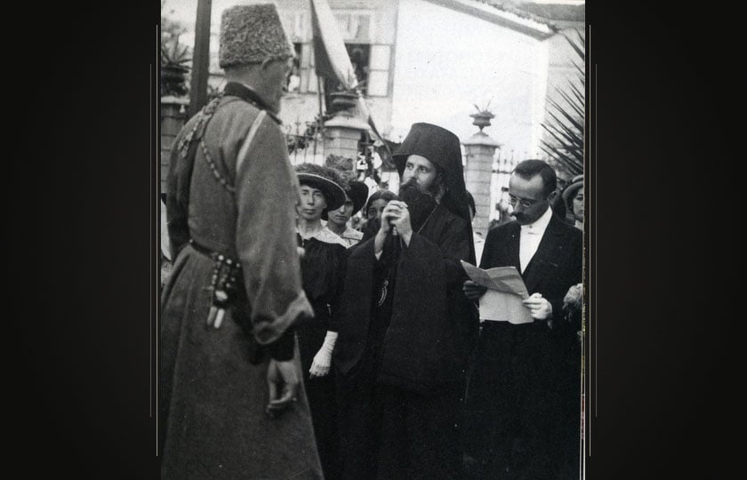 17/30 Ιουλίου 1916: Ο δήμαρχος Τραπεζούντας Ιωάννης Τριφτανίδης προσφωνεί τον μεγάλο δούκα Νικολάι Νικολάγιεβιτς. Δίπλα του ο μητροπολίτης Χρύσανθος (φωτ.: Αρχείο Επιτροπής Ποντιακών Μελετών / Wikimedia Commons)
