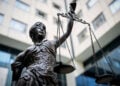 Το άγαλμα της Δικαιοσύνης που βρίσκεται στον προαύλιο χώρο της έδρας του Ελεγκτικού Συνεδρίου στην Αθήνα (φωτ.: ΕUROKINISSI / Τατιάνα Μπόλαρη)