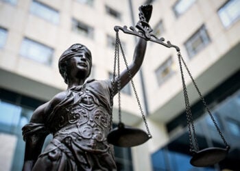 Το άγαλμα της Δικαιοσύνης που βρίσκεται στον προαύλιο χώρο της έδρας του Ελεγκτικού Συνεδρίου στην Αθήνα (φωτ.: ΕUROKINISSI / Τατιάνα Μπόλαρη)