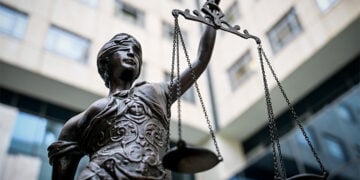 Το άγαλμα της Δικαιοσύνης που βρίσκεται στον προαύλιο χώρο της έδρας του Ελεγκτικού Συνεδρίου στην Αθήνα (φωτ.: ΕUROKINISSI / Τατιάνα Μπόλαρη)