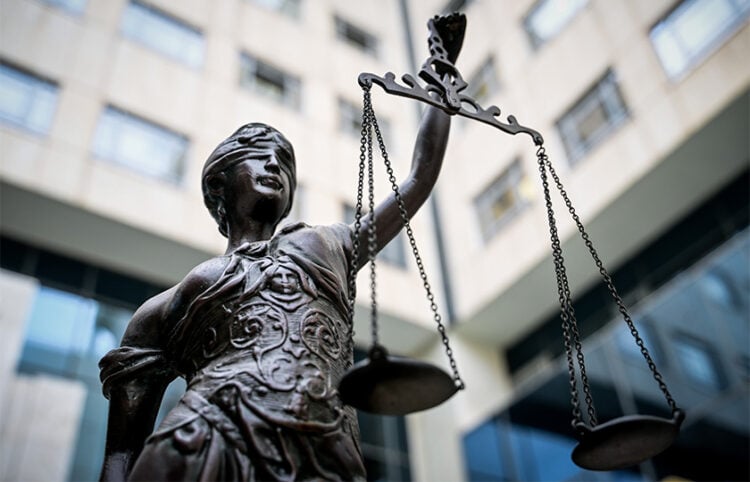 Το άγαλμα της Δικαιοσύνης που βρίσκεται στον προαύλιο χώρο της έδρας του Ελεγκτικού Συνεδρίου στην Αθήνα (φωτ.: ΕUROKINISSI / Τατιάνα Μπόλαρη)