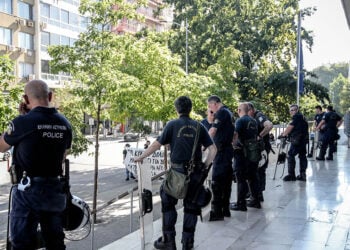 «Αλληλέγγυοι» των συλληφθέντων έξω από τα δικαστήρια Θεσσαλονίκης (φωτ.: EUROKINISSI)