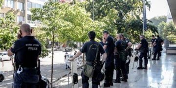 «Αλληλέγγυοι» των συλληφθέντων έξω από τα δικαστήρια Θεσσαλονίκης (φωτ.: EUROKINISSI)